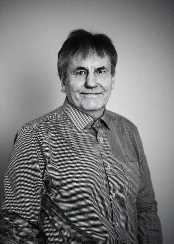 Kjell Bjønnes med rutete skjorte i sort hvitt